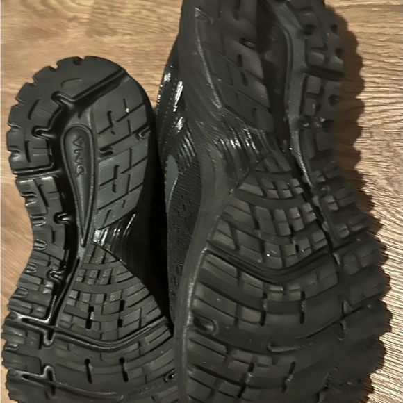 Brooks size 6 running shoes - Picture 3 of 6
